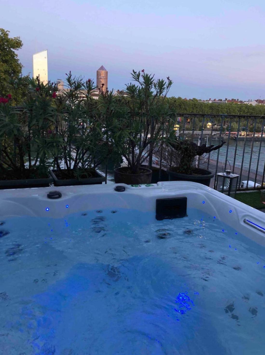 Coeur De Lyon Avec Terrasse Et Jacuzzi Apartment Bagian luar foto